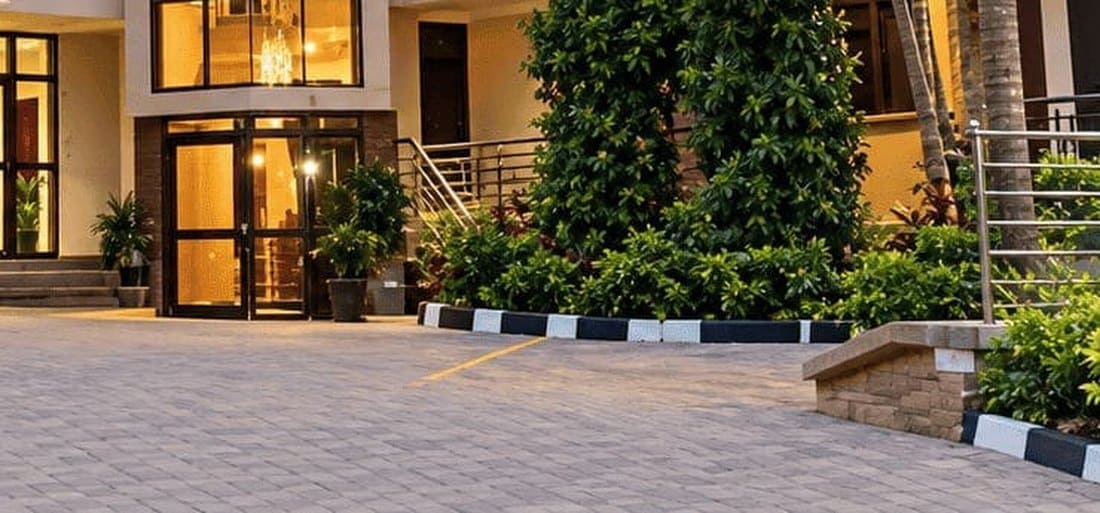The driveway in front of the hotel